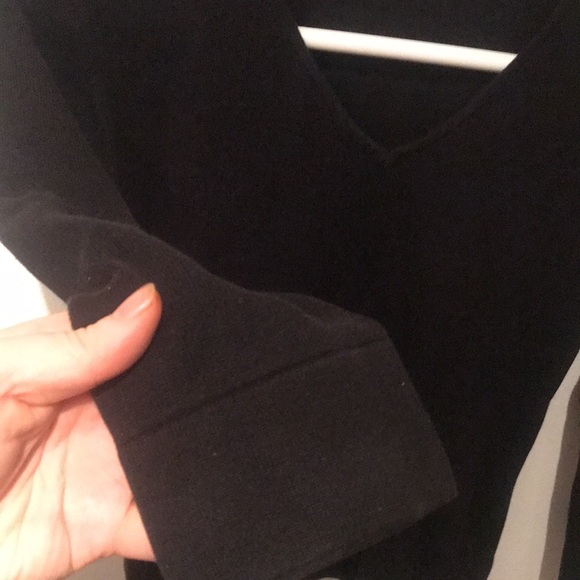 Fabulous Club Monaco 100% Cotton v neck sweatshirt with stylin’ sleeve pocket 👌 - Picture 5 of 7